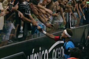 Menino corintiano se emocionou ao receber a camisa de Neymar depois do clássico na Neo Química Arena