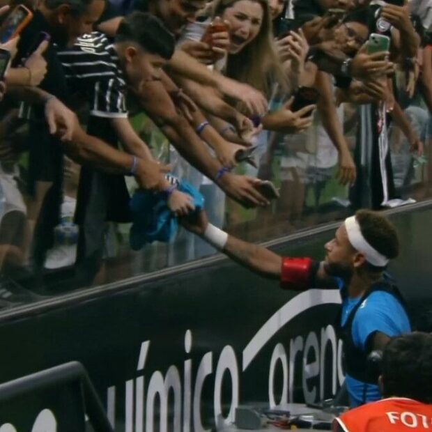 Menino corintiano se emocionou ao receber a camisa de Neymar depois do clássico na Neo Química Arena