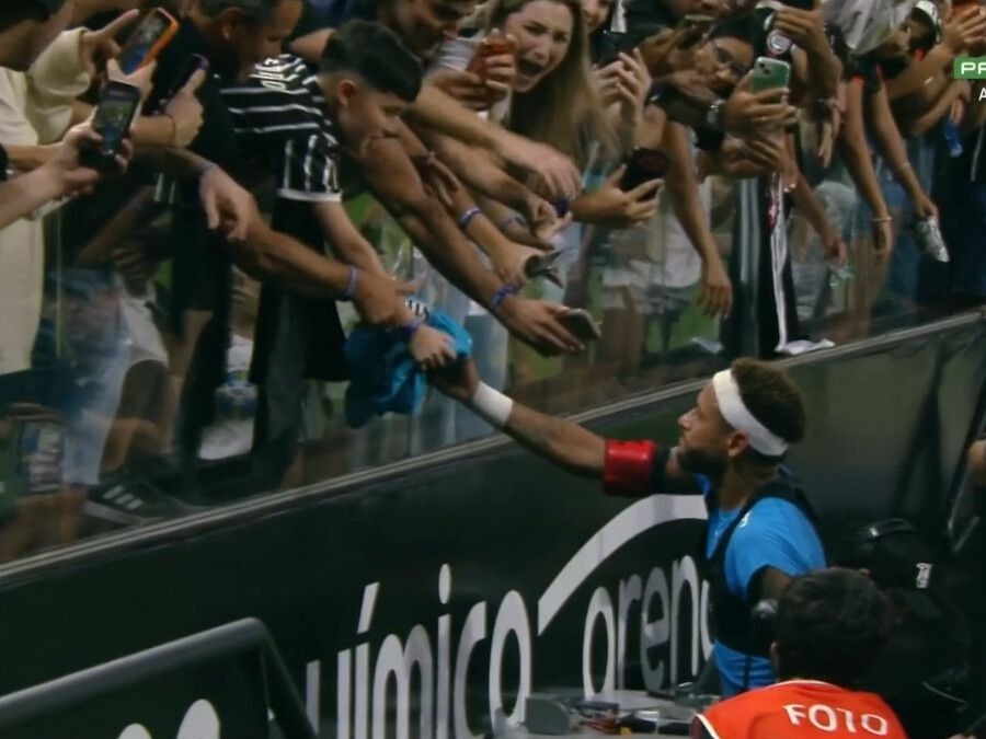 Menino corintiano se emocionou ao receber a camisa de Neymar depois do clássico na Neo Química Arena
