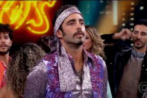 Pedro Scooby congelou no início da apresentação do Grupo A e reviveu um meme dos tempos de BBB