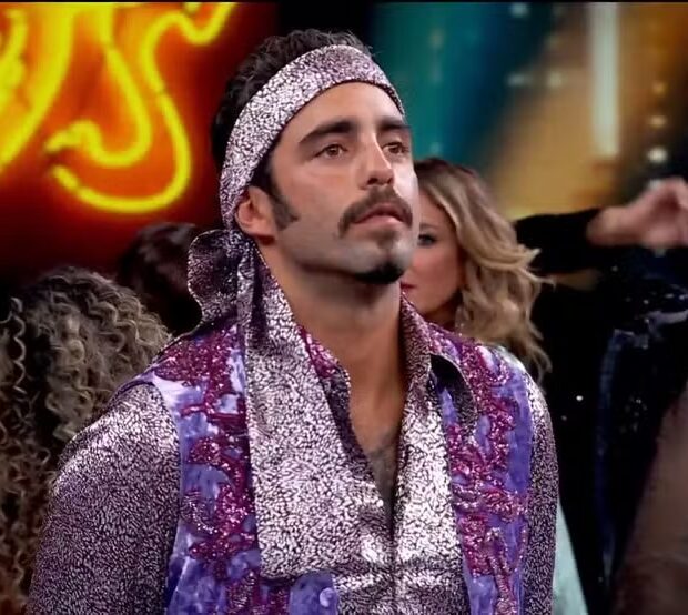Pedro Scooby congelou no início da apresentação do Grupo A e reviveu um meme dos tempos de BBB
