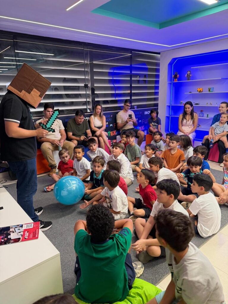 A inauguração da unidade reuniu mais de 60 pessoas, entre estudantes e convidados, que conheceram de perto a proposta educacional da The Future School (Divulgação Pessoal).