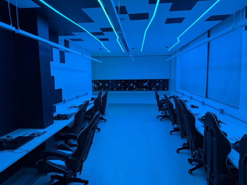 O espaço da The Future School em Palmas foi estruturado para oferecer aos alunos uma formação voltada ao desenvolvimento de jogos, criação de aplicativos, robótica, projetos Maker e inteligência artificial (Divulgação Pessoal).