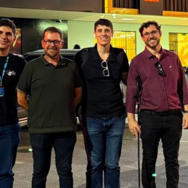 João Aleixo, fundador e CEO da The Future School, ao lado de Marcos Correa, colaborador da empresa, e dos licenciados Fábio Gamba e Danilo Brentini, responsáveis pela unidade de Palmas (Divulgação Pessoal).