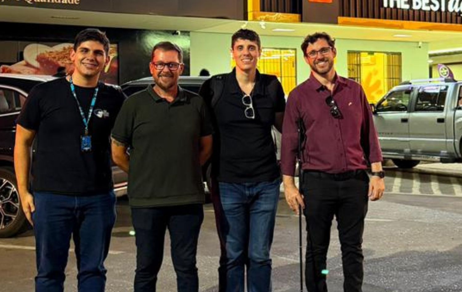 João Aleixo, fundador e CEO da The Future School, ao lado de Marcos Correa, colaborador da empresa, e dos licenciados Fábio Gamba e Danilo Brentini, responsáveis pela unidade de Palmas (Divulgação Pessoal).