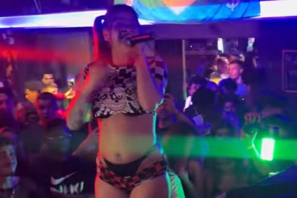 Apresentação ocorreu em trio elétrico durante evento realizado em Corumbá, em 2023
