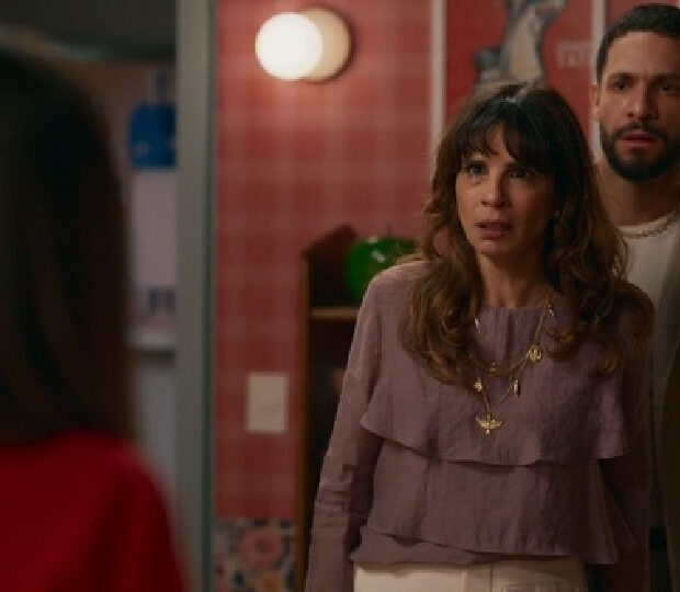 O casamento de Bia e César vai estremecer nos próximos capítulos de Quem Ama Cuida. A dondoca perceberá que o marido está cada vez mais encantado por Brigitte - TV Globo