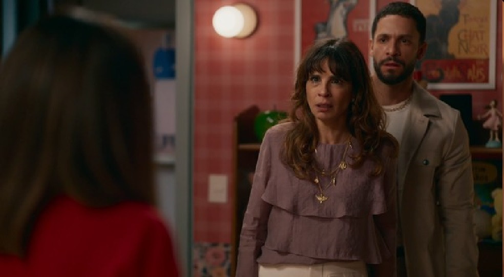 O casamento de Bia e César vai estremecer nos próximos capítulos de Quem Ama Cuida. A dondoca perceberá que o marido está cada vez mais encantado por Brigitte - TV Globo
