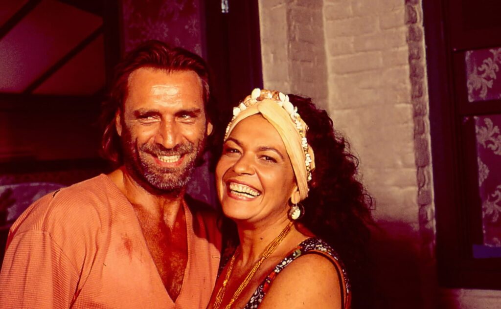 Prepare o sofá porque Tropicaliente está de volta! O clássico de Walther Negrão, exibido originalmente em 1994, retorna à televisão com Silvia Pfeifer, Herson Capri, Selton Mello, Paloma Duarte, Carolina Dieckmann e muitos outros. - TV GLOBO / Nelson Di Rago