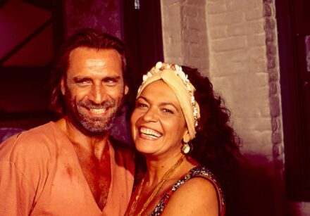Prepare o sofá porque Tropicaliente está de volta! O clássico de Walther Negrão, exibido originalmente em 1994, retorna à televisão com Silvia Pfeifer, Herson Capri, Selton Mello, Paloma Duarte, Carolina Dieckmann e muitos outros. - TV GLOBO / Nelson Di Rago