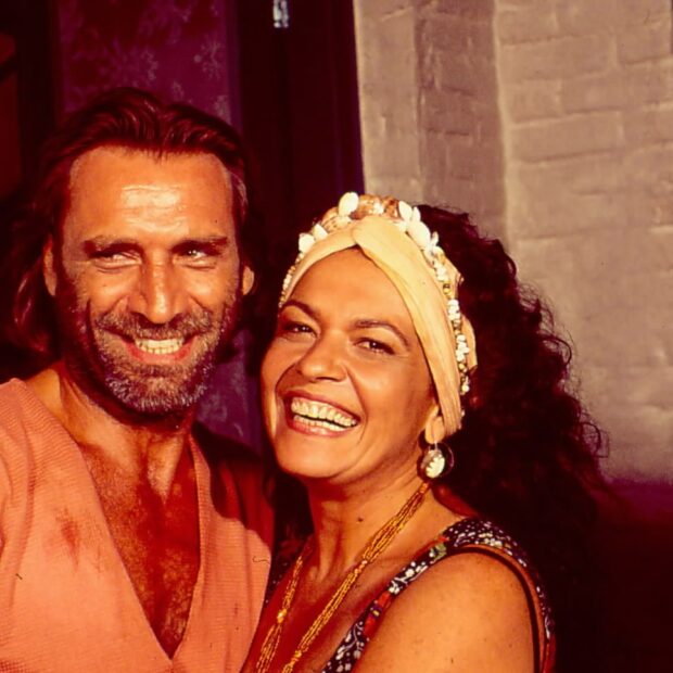 Prepare o sofá porque Tropicaliente está de volta! O clássico de Walther Negrão, exibido originalmente em 1994, retorna à televisão com Silvia Pfeifer, Herson Capri, Selton Mello, Paloma Duarte, Carolina Dieckmann e muitos outros. - TV GLOBO / Nelson Di Rago