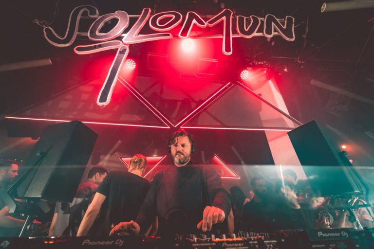 Kátia já está calculando até a resistência cardiovascular. Solomun e Vintage Culture comandam a Pedreira Paulo Leminski, em Curitiba, no dia 31 de outubro - Divulgação
