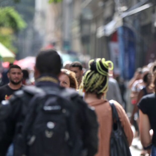 gente nas ruas.