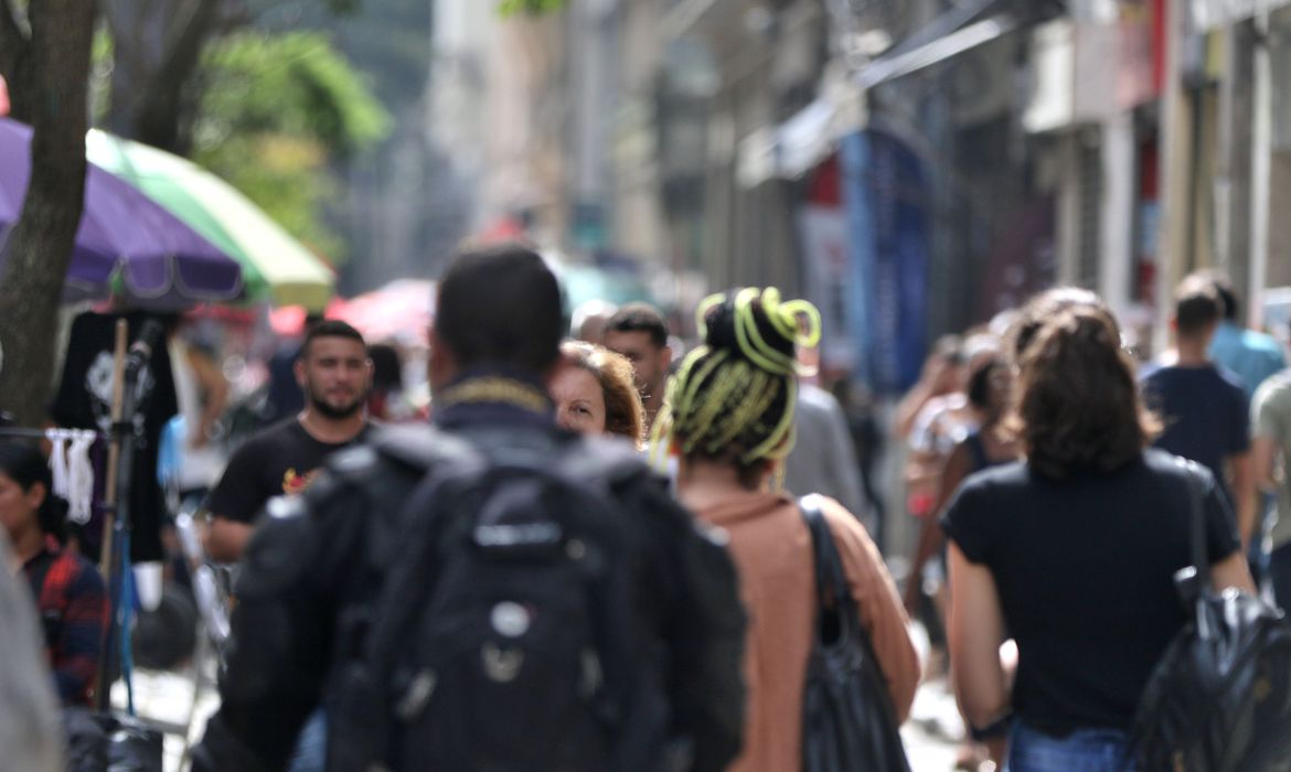 gente nas ruas.