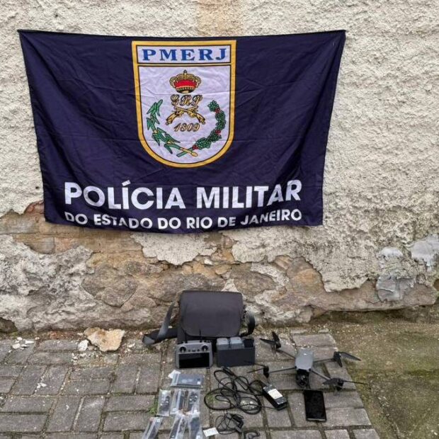 homem monitora polícia na baixada com drone