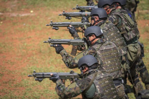 Superior Tribunal Militar aceitou denúncia contra dez pessoas acusadas, em tese, de homofobia contra um cabo da Aeronáutica após fotos dele com o marido circularem em grupos.