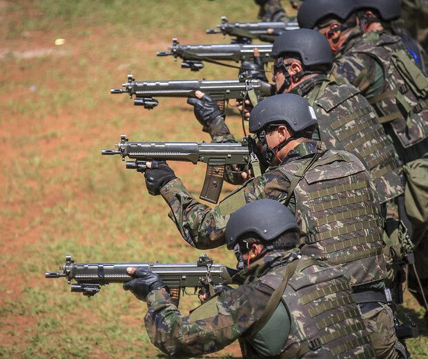 Superior Tribunal Militar aceitou denúncia contra dez pessoas acusadas, em tese, de homofobia contra um cabo da Aeronáutica após fotos dele com o marido circularem em grupos.