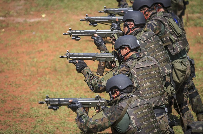 Superior Tribunal Militar aceitou denúncia contra dez pessoas acusadas, em tese, de homofobia contra um cabo da Aeronáutica após fotos dele com o marido circularem em grupos.