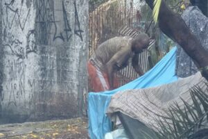 Régis Pitbull vive em um abrigo improvisado numa praça de Pirituba, em São Paulo