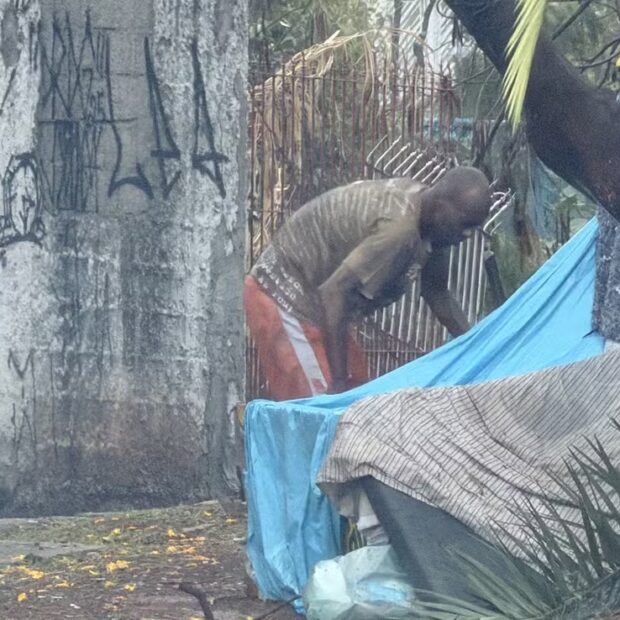 Régis Pitbull vive em um abrigo improvisado numa praça de Pirituba, em São Paulo