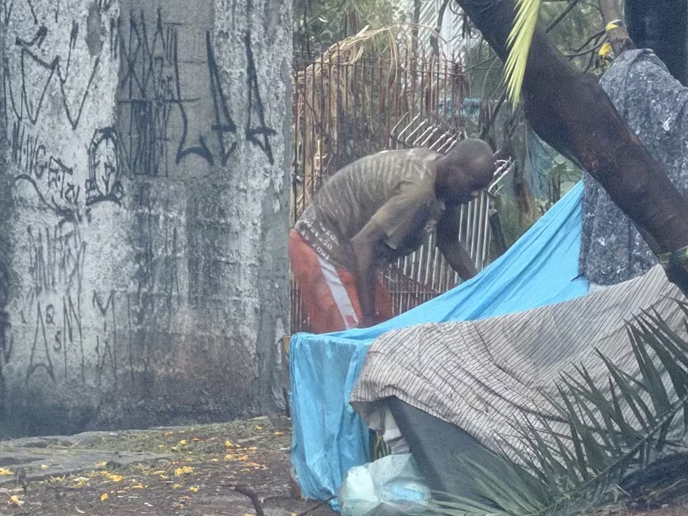 Régis Pitbull vive em um abrigo improvisado numa praça de Pirituba, em São Paulo