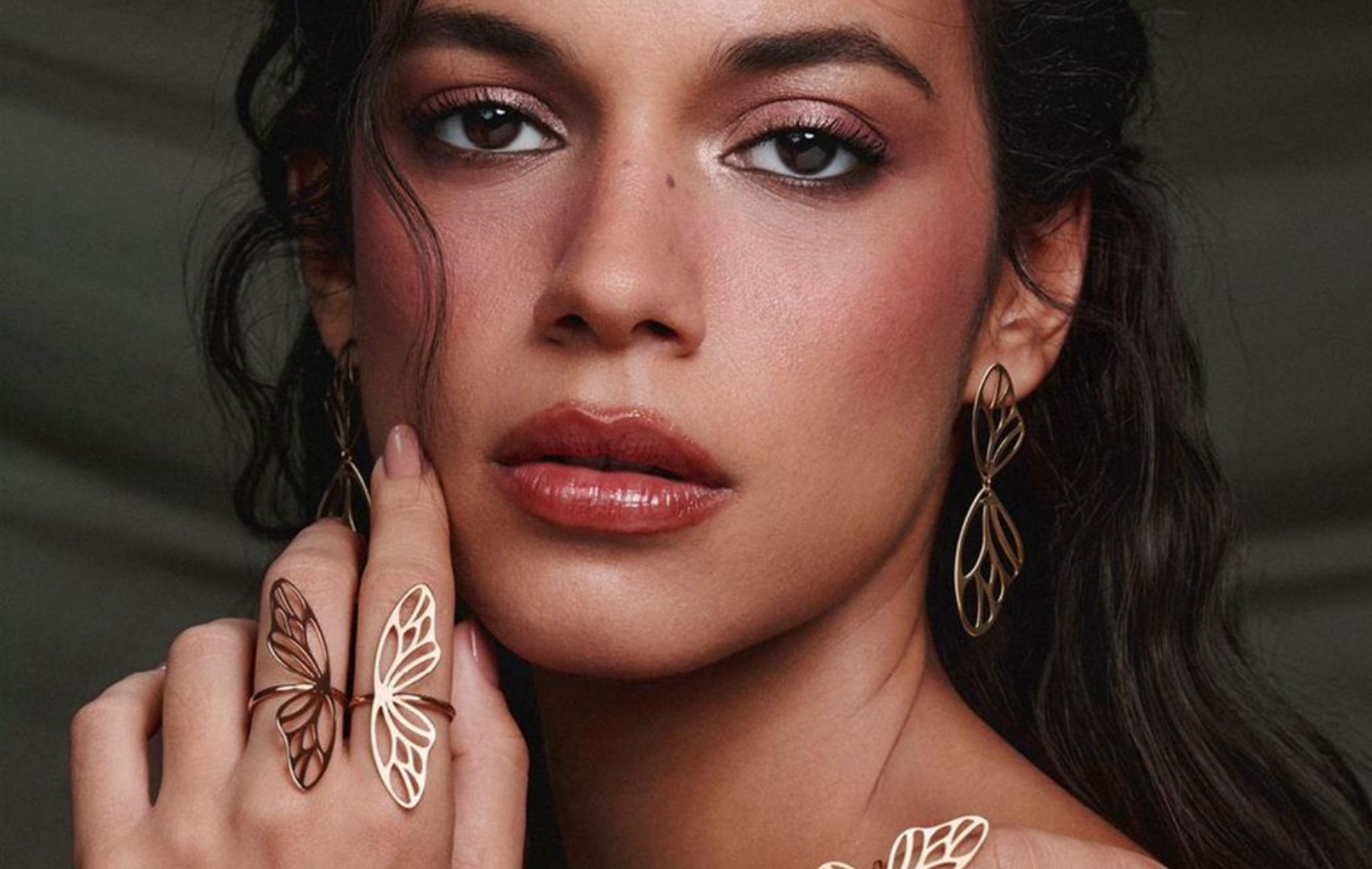 Alane Dias estrela “Jardim do Tempo”, nova coleção da Rommanel inspirada na natureza e no florescimento feminino.
