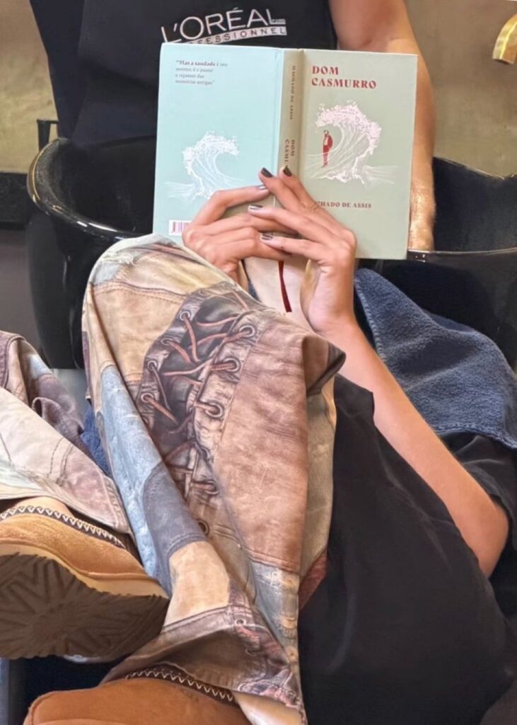 Marina Sena apareceu lendo “Dom Casmurro” durante ida ao cabeleireiro
