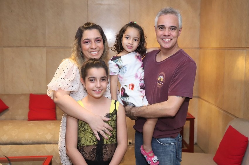  Rico Rondelli ao lado da ex-mulher, Michele Ribeiro Felippe, e das filhas em registro de família