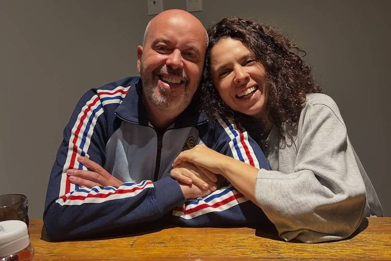 Apresentador ao lado da esposa em momento de família
