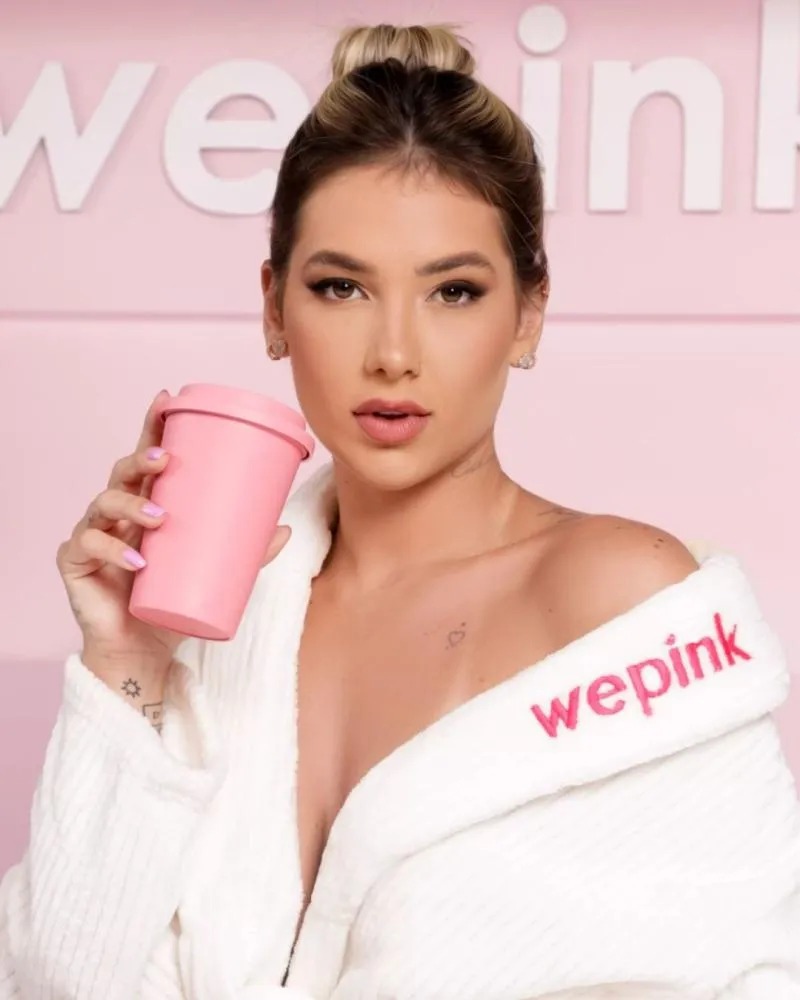 A WePink usa a imagem de Virginia como parte da estratégia de divulgação