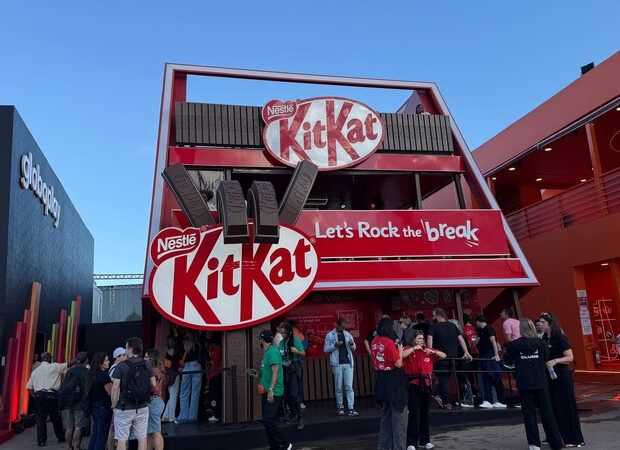 KitKat leva estrutura de três andares para o Rock in Rio 2026, com vista para o Palco Mundo, ativações e distribuição de prêmios.