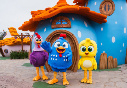 Beto Carrero World investiu R$ 50 milhões na Vila da Galinha Pintadinha, nova área temática que será inaugurada em 26 de setembro.
