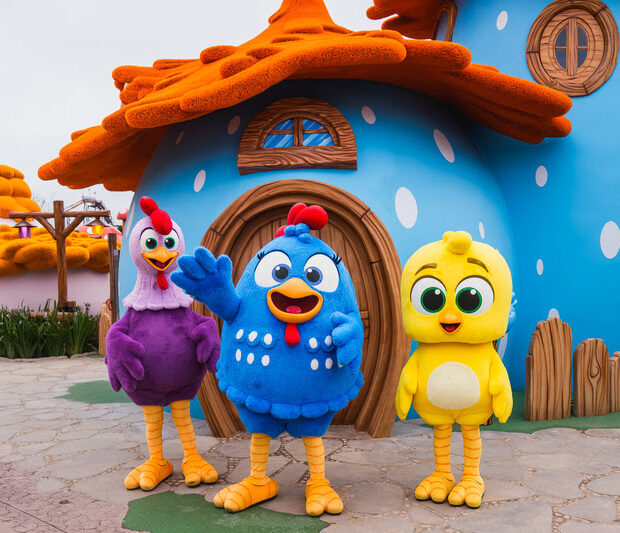 Beto Carrero World investiu R$ 50 milhões na Vila da Galinha Pintadinha, nova área temática que será inaugurada em 26 de setembro.