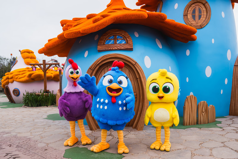 Beto Carrero World investiu R$ 50 milhões na Vila da Galinha Pintadinha, nova área temática que será inaugurada em 26 de setembro.