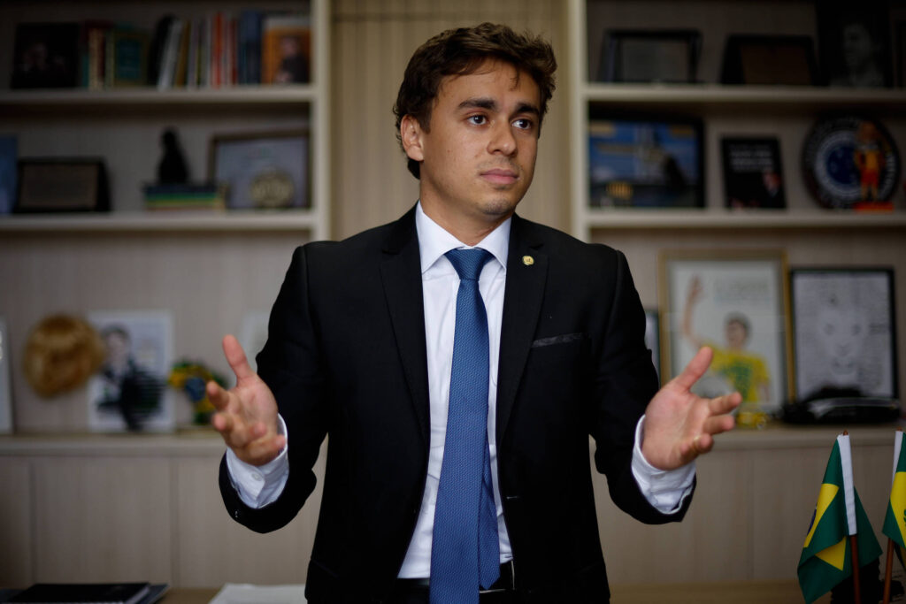 Nikolas Ferreira publicou um falso relatório atribuído à Polícia Federal sobre suas conversas com Daniel Vorcaro; a montagem foi identificada após apuração do Aos Fatos.