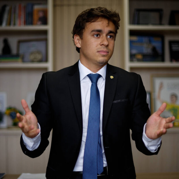 Nikolas Ferreira publicou um falso relatório atribuído à Polícia Federal sobre suas conversas com Daniel Vorcaro; a montagem foi identificada após apuração do Aos Fatos.