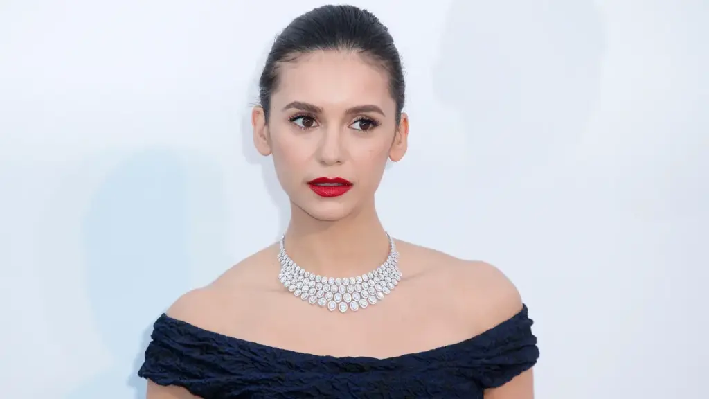 Produzida de Armani Privé, Nina Dobrev deixou o tapete após receber uma orientação da segurança durante o Festival de Veneza.