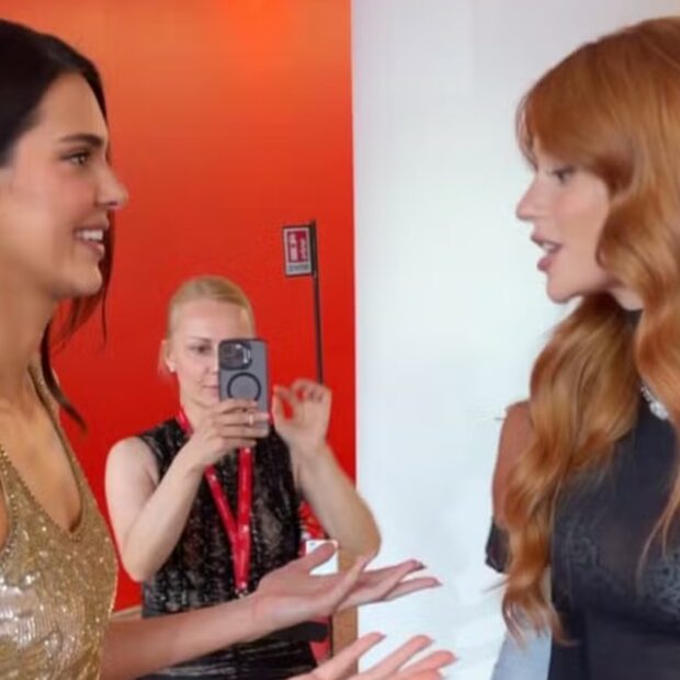 Marina Ruy Barbosa chamou a atenção de Kendall Jenner durante encontro no Festival de Veneza por causa de seus famosos fios ruivos.