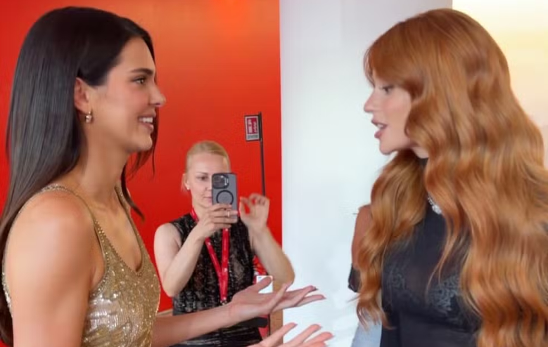 Marina Ruy Barbosa chamou a atenção de Kendall Jenner durante encontro no Festival de Veneza por causa de seus famosos fios ruivos.