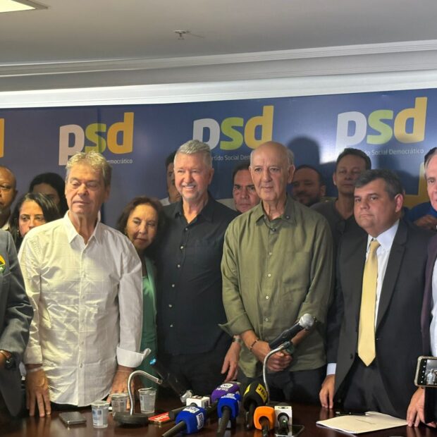 José Roberto Arruda em meio a aliados em meio à primeira coletiva do ex-governador após a impugnação da candidatura pelo Tribunal Regional Eleitoral (TRE-DF). Foto: Olavo David