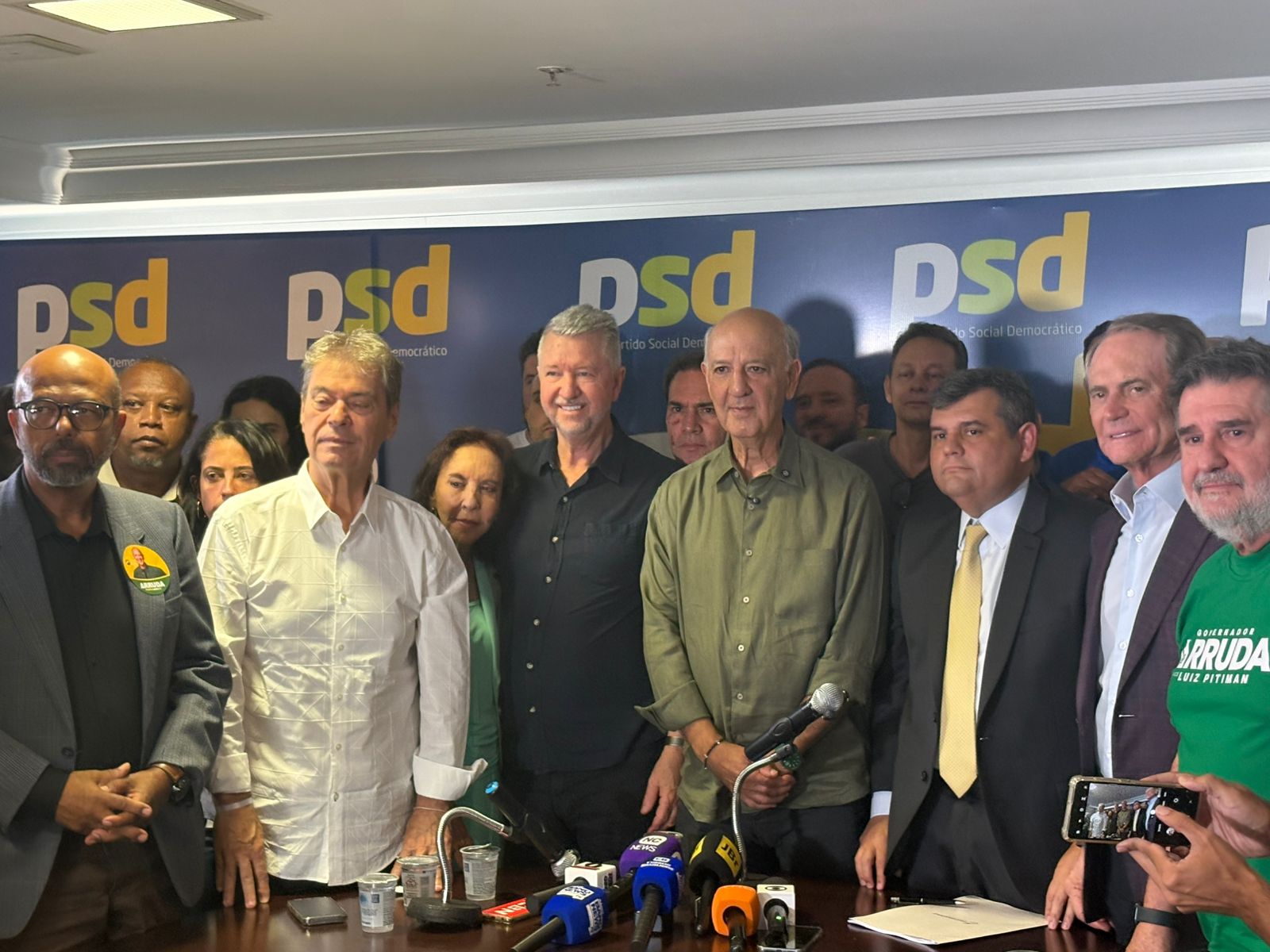 José Roberto Arruda em meio a aliados em meio à primeira coletiva do ex-governador após a impugnação da candidatura pelo Tribunal Regional Eleitoral (TRE-DF). Foto: Olavo David
