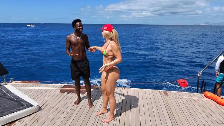 Casal passou um dia de descanso em Ibiza durante viagem pela Espanha