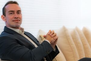 Dr. Guthyerres Carvalho explica que desproporção corporal, dor, sensibilidade e hematomas frequentes podem ser sinais importantes na investigação do lipedema.