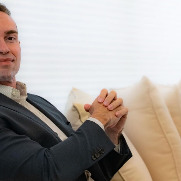 Dr. Guthyerres Carvalho explica que desproporção corporal, dor, sensibilidade e hematomas frequentes podem ser sinais importantes na investigação do lipedema.