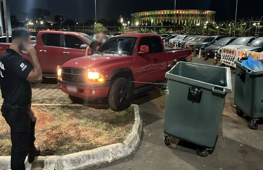 Motorista é preso após invadir estacionamento da Polícia Civil no DF