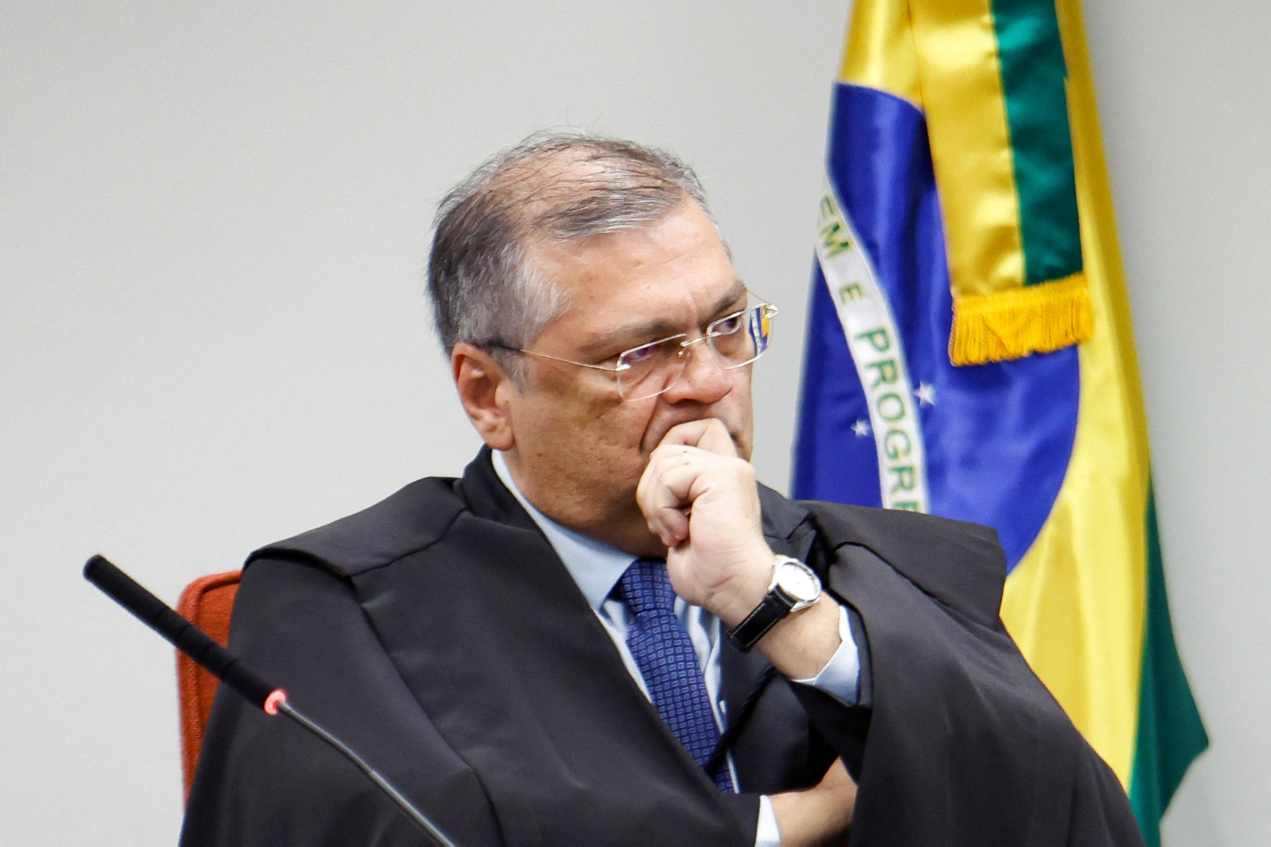 Dino questiona promessa de fim de inquérito das fake news, sem citar Fachin