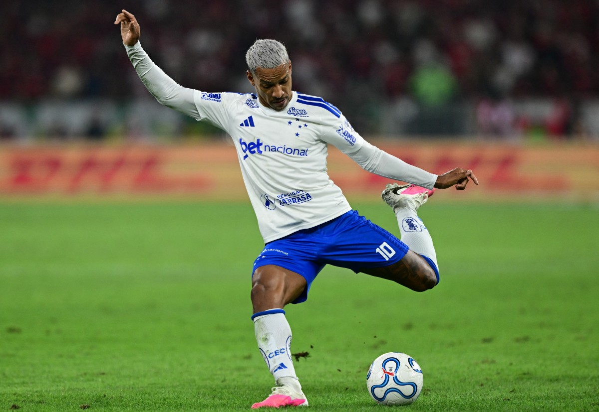 Sob protestos da torcida, Cruzeiro vence o Athletico-PR no Mineirão