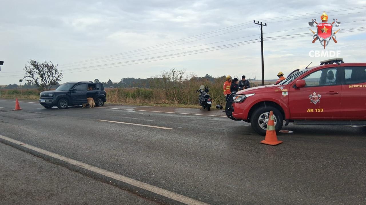 Motociclista é levado ao hospital após colisão na DF-345, em Planaltina