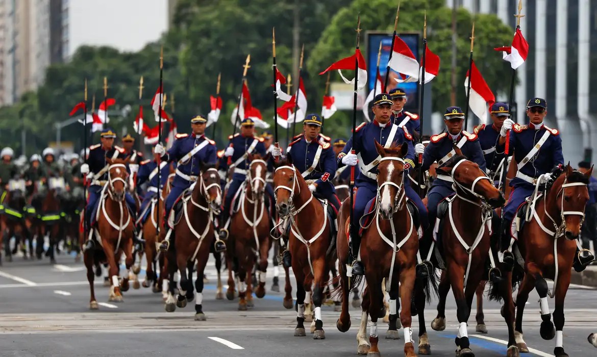 Desfile cívico-militar reúne milhares no Rio no 7 de Setembro