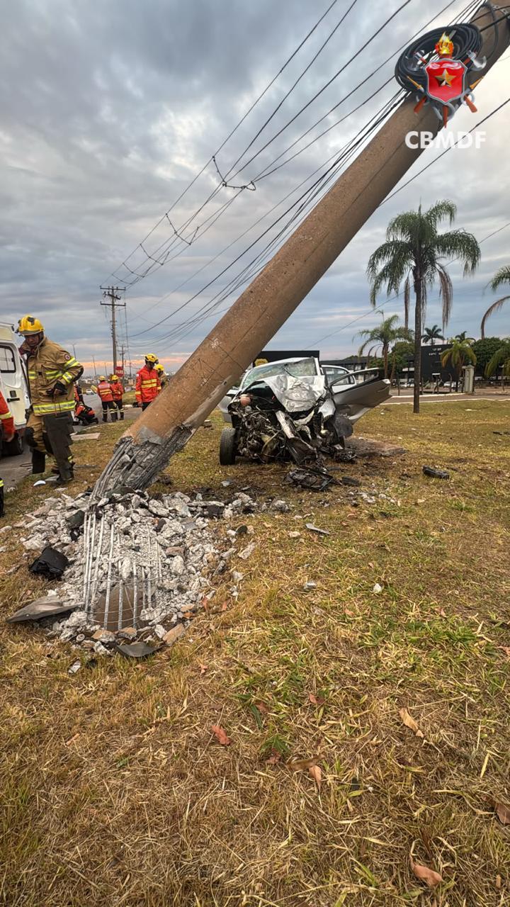Motorista fica gravemente ferido após carro bater contra poste em Taguatinga